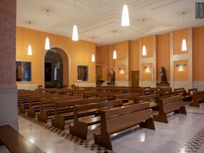 La cappella centrale � stata invece demolita durante i restauri per creare l�accesso alla nuova aula liturgica. Entriamo cos� nella chiesa moderna...